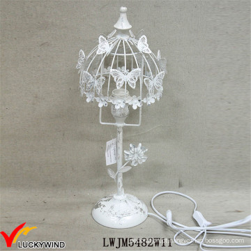Pitoresca bela lâmpada de mesa de metal branco com borboleta